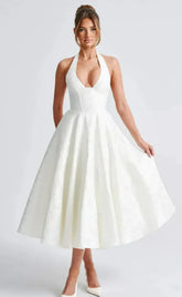 فستان برقبة على شكل V وكتفين مكشوفين وبدون أكمام من الجاكار مع رباط عند الخصر