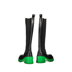 جلد أسود فوق الركبة