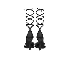 حذاء أسود بكعب عالٍ من الجلد الأسود