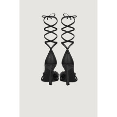 حذاء أسود بكعب عالٍ من الجلد الأسود