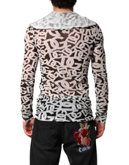 بلوزة بيضاء بأكمام طويلة وياقة عالية وشعار DG