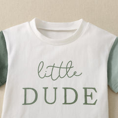 بدلة تي شيرت قصيرة الأكمام للأطفال بلون متباين ومطبوعة باللغة الإنجليزية