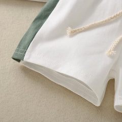 بدلة تي شيرت قصيرة الأكمام للأطفال بلون متباين ومطبوعة باللغة الإنجليزية