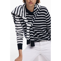 سترة نسائية من الصوف الأسود