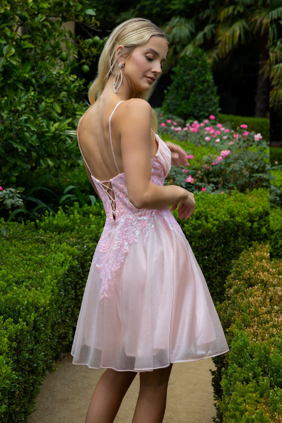 فستان حفلات التخرج بشريط رفيع مزين بطبعة لامعة وصدّار شفاف - 3