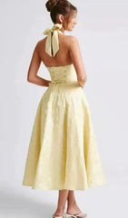 فستان برقبة على شكل V وكتفين مكشوفين وبدون أكمام من الجاكار مع رباط عند الخصر