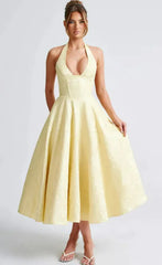 فستان برقبة على شكل V وكتفين مكشوفين وبدون أكمام من الجاكار مع رباط عند الخصر