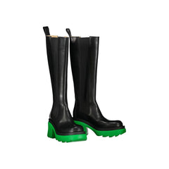 جلد أسود فوق الركبة