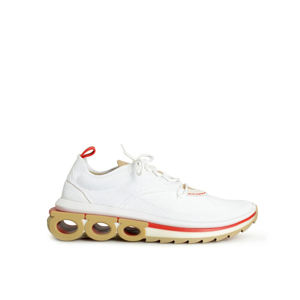 حذاء رياضي من القماش الأبيض