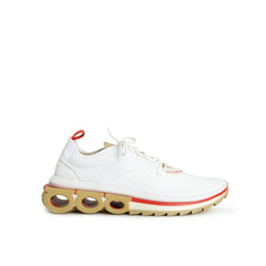 حذاء رياضي من القماش الأبيض