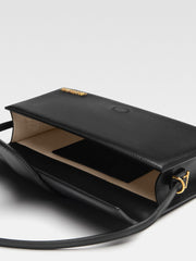 حقيبة يد جلدية سوداء