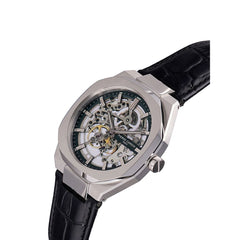 ساعة مع سوار من الجلد الأسود