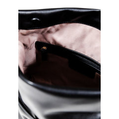 حقيبة يد سوداء من البولي إيثيلين