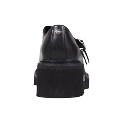 حذاء بكعب عالٍ من الجلد الأسود