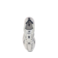 حذاء رياضي أبيض من البولي إيثيلين