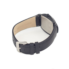 ساعة يد من الجلد الأسود