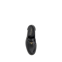 Triangular plaque loafers