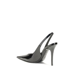 حذاء بكعب عالٍ من الجلد الأسود