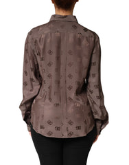 قميص برقبة بنية وأكمام طويلة وشعار