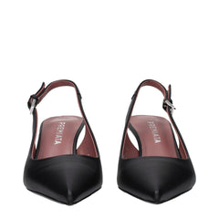 حذاء بكعب عالٍ من الجلد الأسود