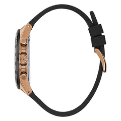 ساعة رياضية سوداء مصنوعة من مادة اصطناعية