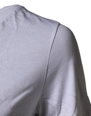 تي شيرت أبيض برقبة دائرية وأكمام قصيرة وشعار DG