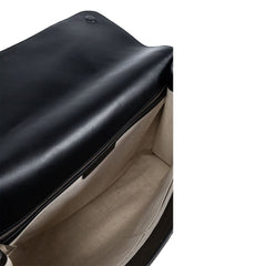 حقيبة جلدية سوداء