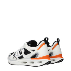 حذاء رياضي من القماش الأبيض